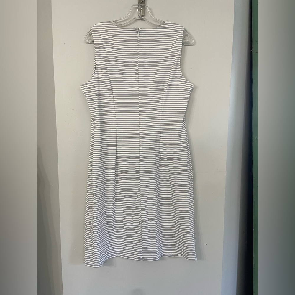J. McLaughlin Women’s Large Gray and White Striped Sleeveless Shift Midi Dress - Picture 4 of 9